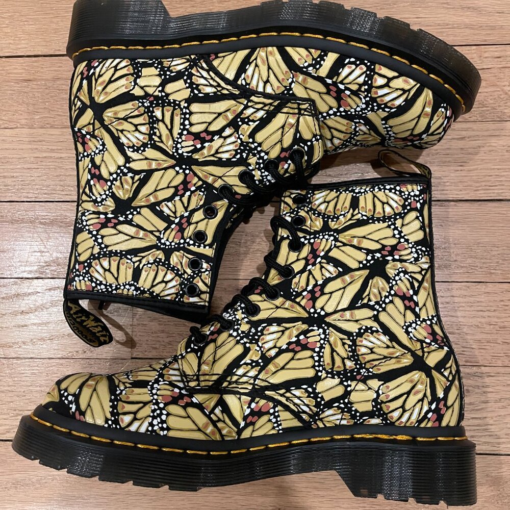 Dr. Martens Women's 1460 Butterfly Print Lace Up Boots NWOB Size 6 - Picture 6 of 12